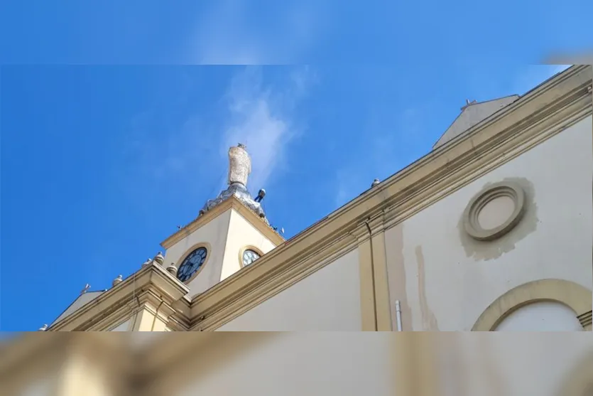  A imagem de Nossa Senhora de Lourdes, no alto da torre da catedral de Apucarana, tem 10 metros de altura 