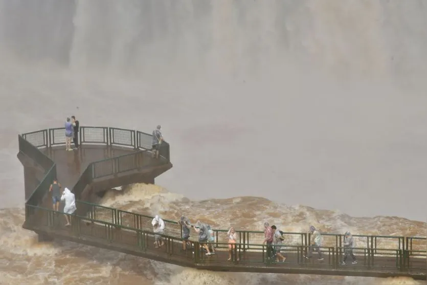  A passarela que dá acesso ao mirante da Garganta do Diabo, nas Cataratas do Iguaçu, foi reaberta na manhã deste sábado 