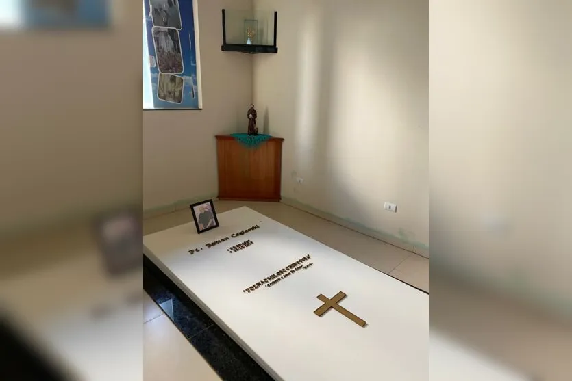  A relíquia de São Francisco de Assis está exposta ao lado do túmulo do padre Romano 