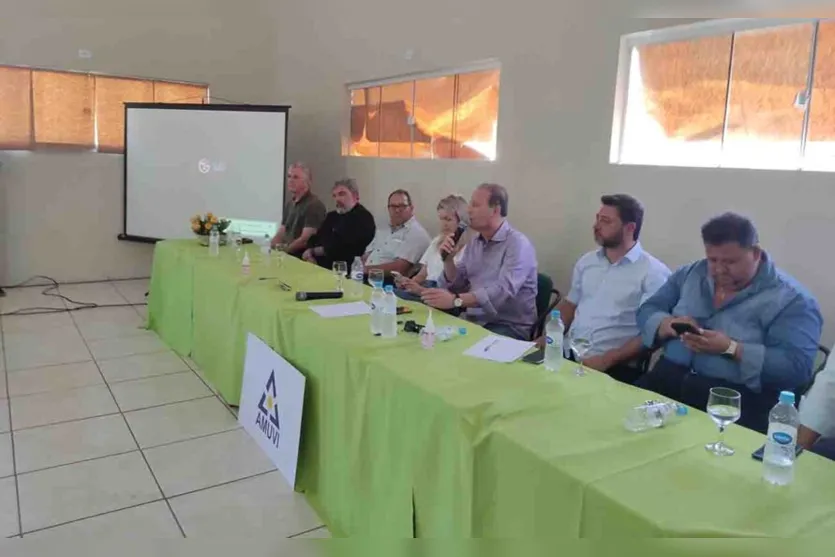  A reunião foi presidida pelo prefeito Carlos Gil, presidente da Amuvi 