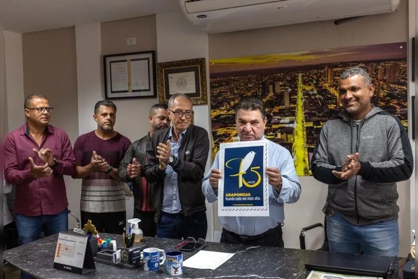  Abrindo as comemorações do aniversário de Arapongas, o prefeito Sérgio Onofre lançou nesta sexta-feira (7), o Selo Comemorativo dos 75 Anos do município 