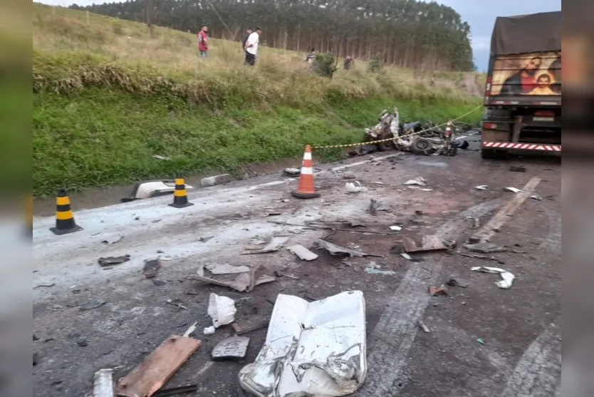  Acidente violento deixou destroços pela pista da BR-376 