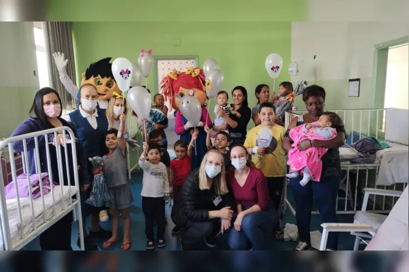  Além de um café da manhã com direito a bolo e pipoca, preparados pela Humanização do hospital e presentes doados com muito carinho especialmente para esse dia 