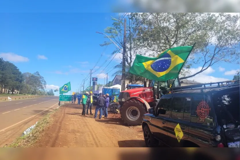  Alguns manifestantes seguem no local na manhã desta quinta-feira 