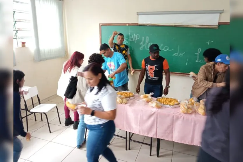  Alunos recebem lanche no intervalo do curso 