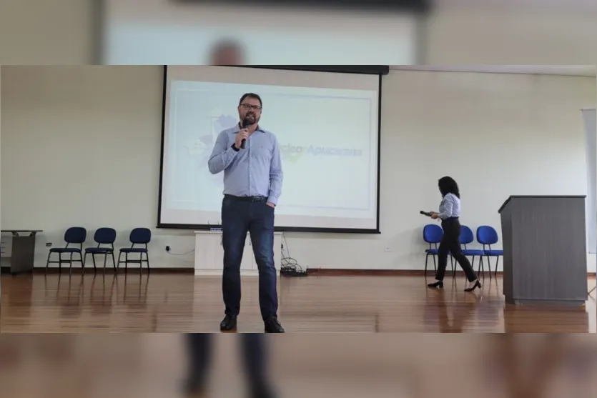  Anderson Muniz Canizella,  coordenador da Educação de Jovens Adultos (EJA) 