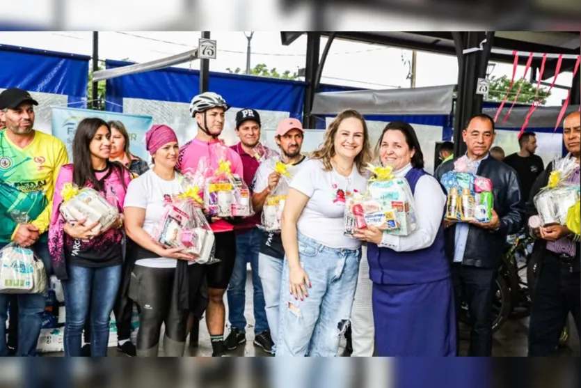  Angélica Zielinski, idealizadora da campanha, ao lado da Irmã Geovana Ramos, do Hospital da Providência 