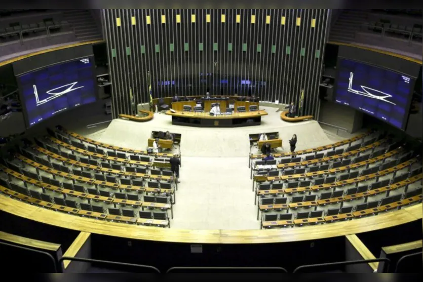  Apenas um em cada 18 deputados federais eleitos no domingo (2/10) conseguiu se eleger ou renovar o mandato somente com os próprios votos. 