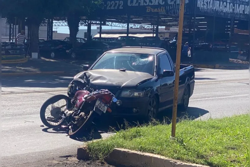  Apesar dos danos de grande monta nos dois veículos, o motociclista teve ferimentos leves 