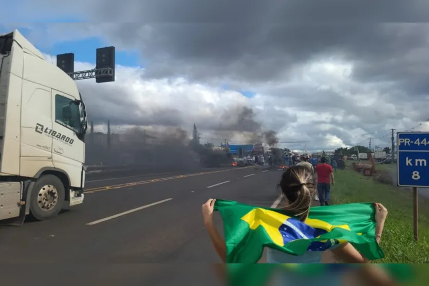  Apoiadores do presidente Jair Bolsonaro bloquearam a PR-444 