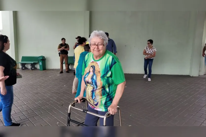  Aposentada Zilda Gasparoto, de 80 anos, que não é obrigada a votar, foi até seu colégio eleitoral registrar seu voto 