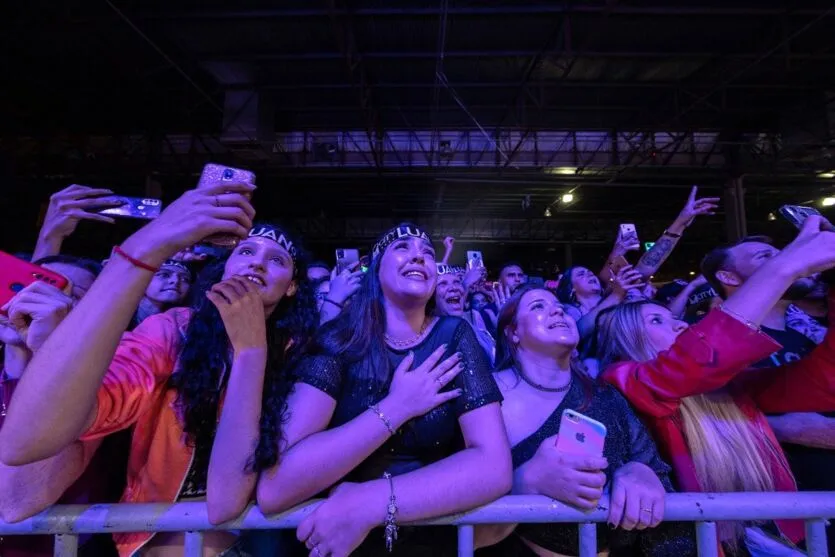  Araponguenses e moradores da região assistiram, ainda, apresentações com os cantores Guilherme Guerra e João Castilho, além do Dj Andreoll 