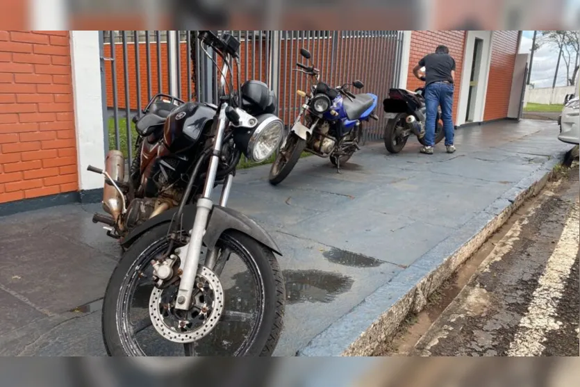 As motos e os suspeitos foram levados para a 17ª Subdivisão Policial de Apucarana. 