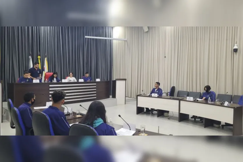  As sessões do Parlamento Jovem da Câmara de Vereadores de Apucarana são realizadas no plenário do legislativo local 