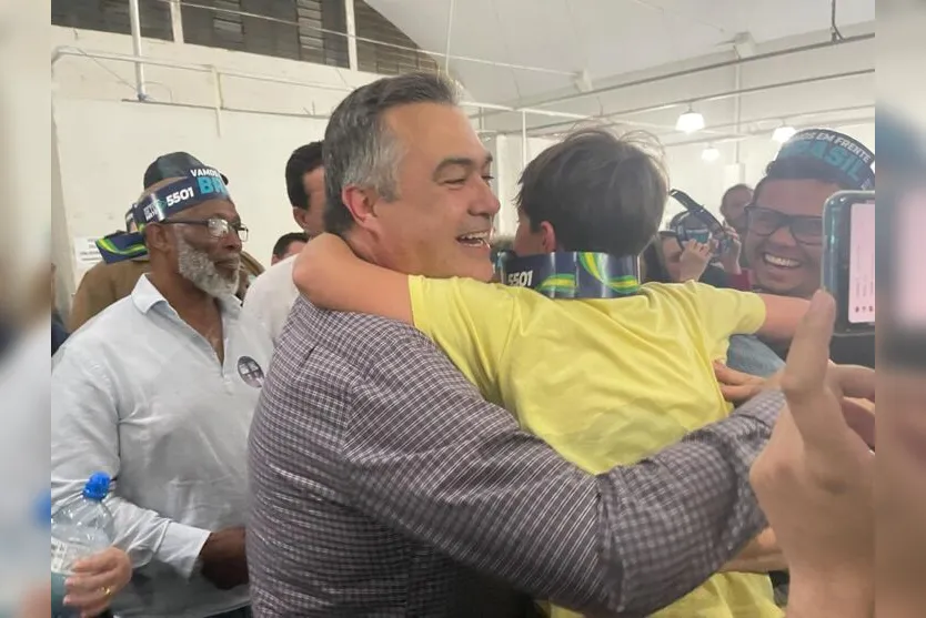 Beto Preto comemora com familiares e eleitores vitória histórica em Apucarana 