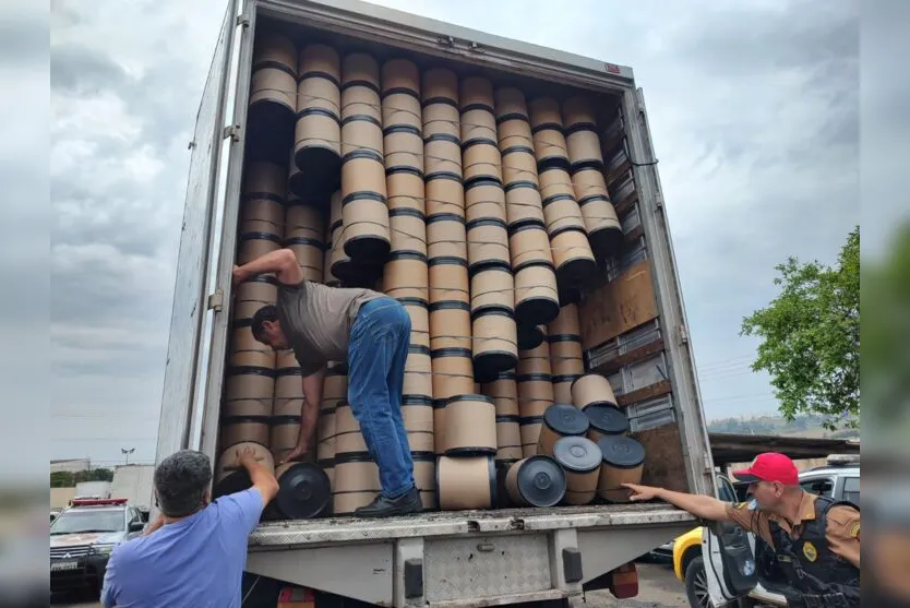 Bobinas foram empilhadas estrategicamente para esconder o carregamento ilegal 