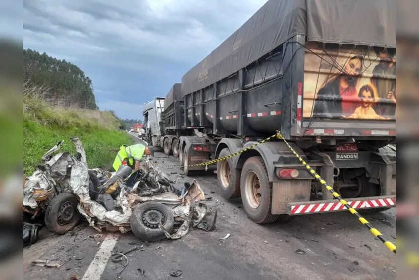  Carro ficou completamente destruído após acidente na BR-376 