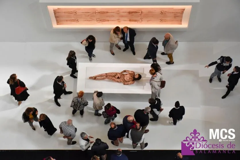 Catedral expõe corpo hiper-realista de Cristo baseado no Santo Sudário
