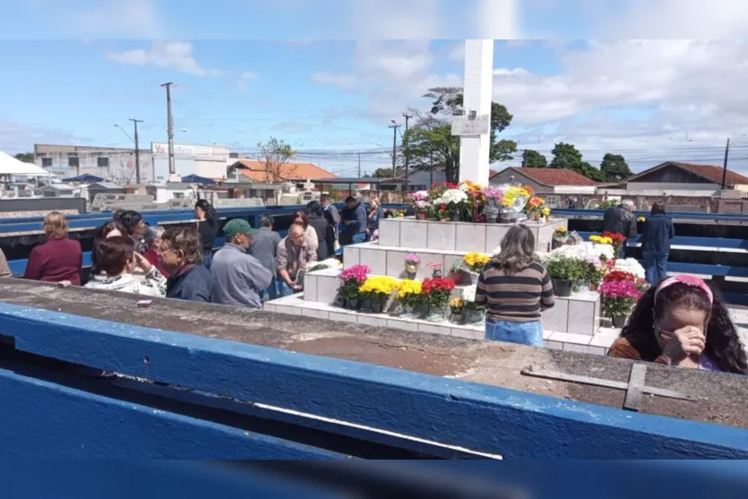 Chuva dá um tempo e população presta homenagem aos mortos em Apucarana