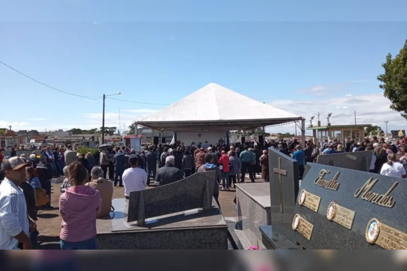 Chuva dá um tempo e população presta homenagem aos mortos em Apucarana