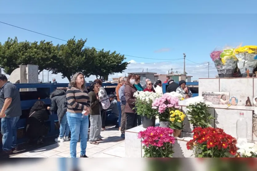 Chuva dá um tempo e população presta homenagem aos mortos em Apucarana