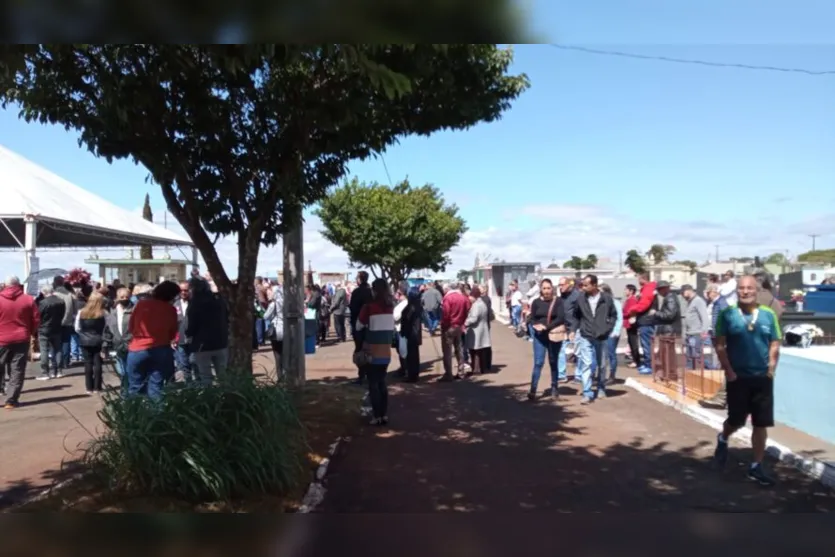 Chuva dá um tempo e população presta homenagem aos mortos em Apucarana