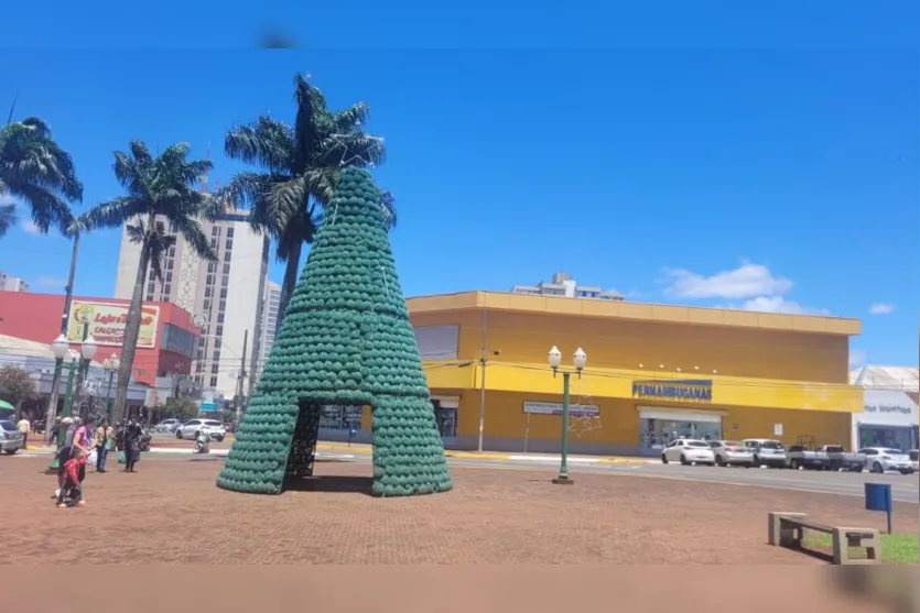 Clima natalino invade centro e outros pontos de Apucarana; confira
