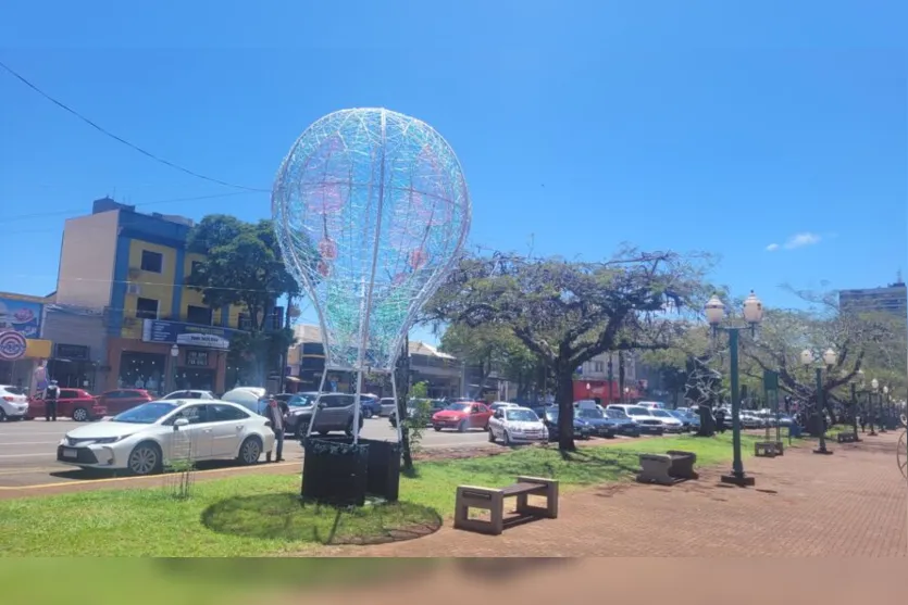 Clima natalino invade centro e outros pontos de Apucarana; confira