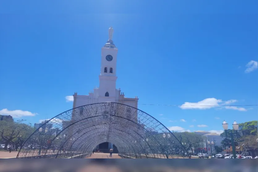 Clima natalino invade centro e outros pontos de Apucarana; confira