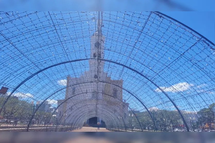Clima natalino invade centro e outros pontos de Apucarana; confira