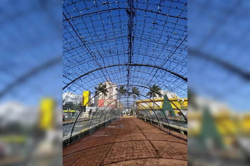 Clima natalino invade centro e outros pontos de Apucarana; confira