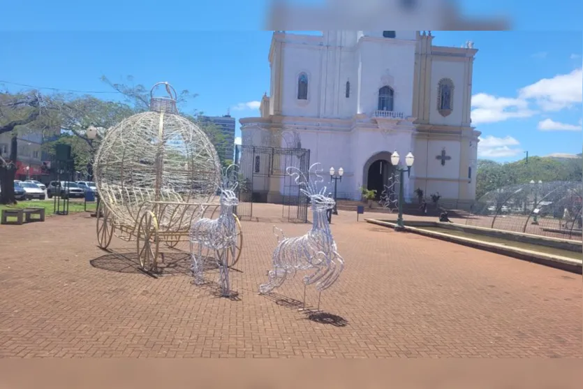  Com papai Noel, árvore gigante, carruagem e um túnel enorme, a Praça Rui Barbosa começa a ganhar novo visual 
