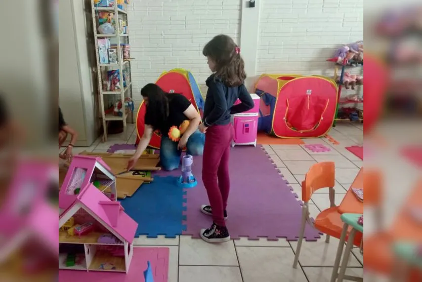  Crianças são supervisionadas por estagiárias do curso de pedagogia 