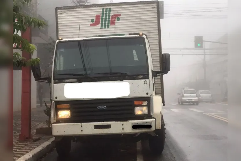  De acordo com testemunhas, ao cruzar a avenida, a motociclista foi atingida pelo caminhão 
