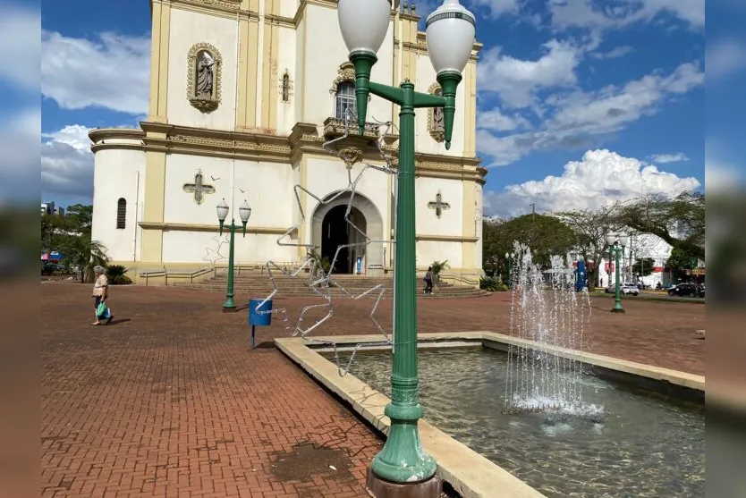  Decoração começou a ser instalada na Praça Rui Barbosa 