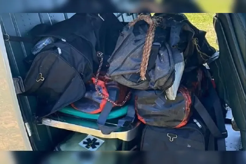 Durante pescaria, homem encontra malas com 120 quilos de drogas
