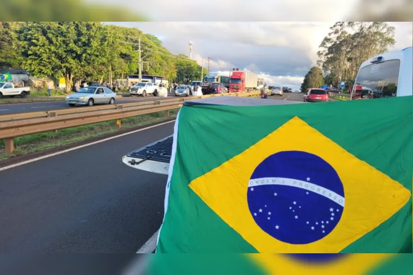  Eleitores de Bolsonaro organizam protesto em Apucarana 