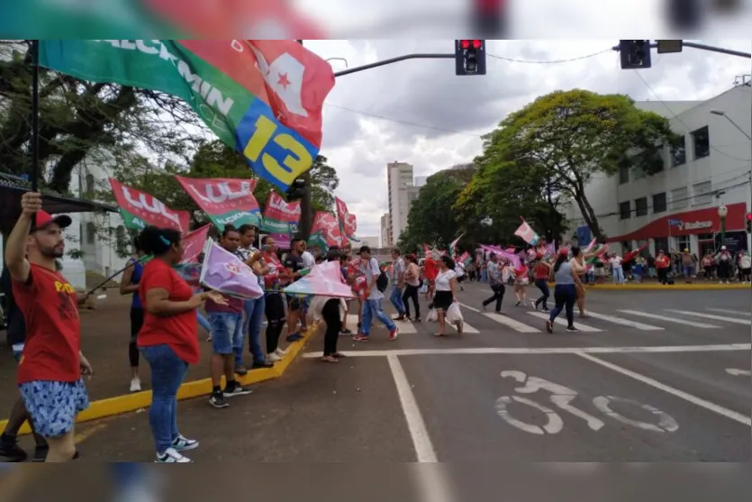  Eleitores demonstram apoio e pedem votos para o candidato 