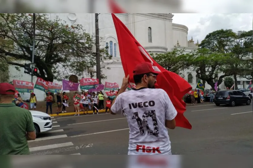  Eleitores do ex-presidente Lula (PT), também se reúnem em um "bandeiraço" 