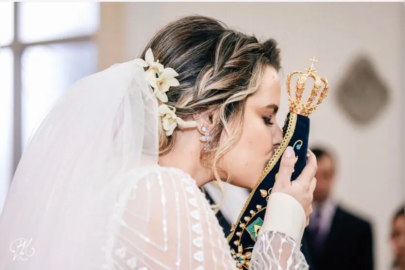  Em homenagem à Nossa Senhora, a advogada Alessandra Canheti, de Apucarana, fez questão de se casar no dia 12 de outubro de 2019 