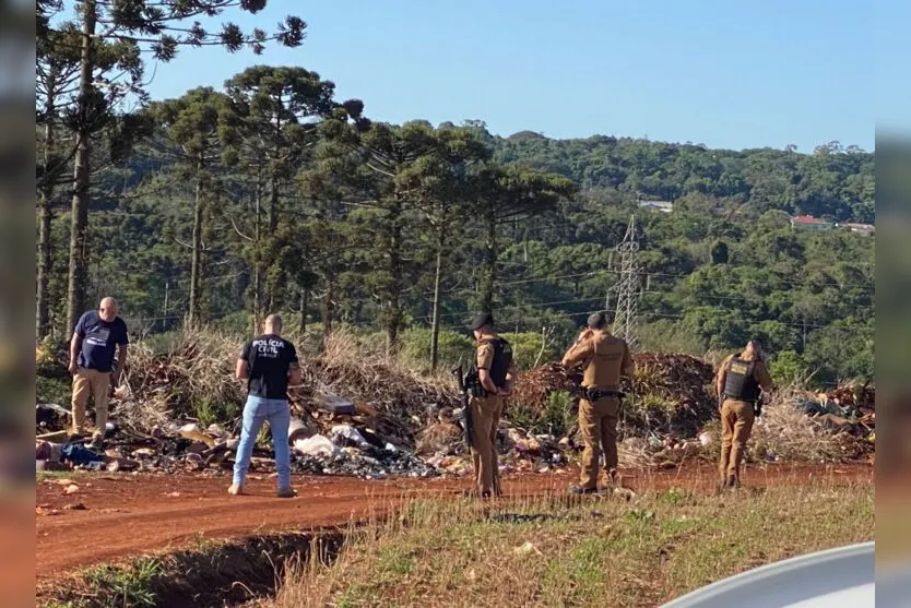  Equipes da Polícia Militar e Civil estão no local neste momento. 