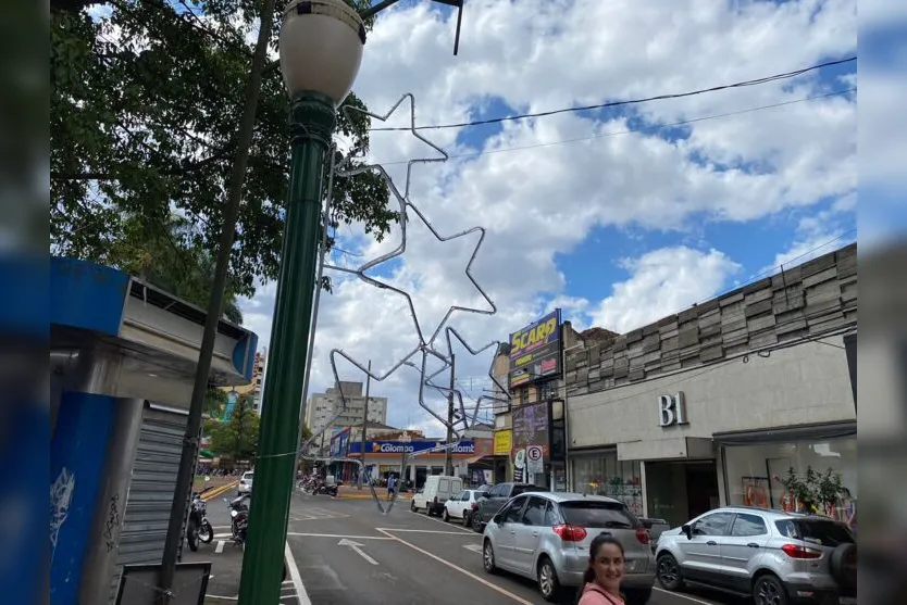  Estruturas de estrelas e sinos já foram colocadas nos postes republicanos no entorno da Praça Rui Barbosa 