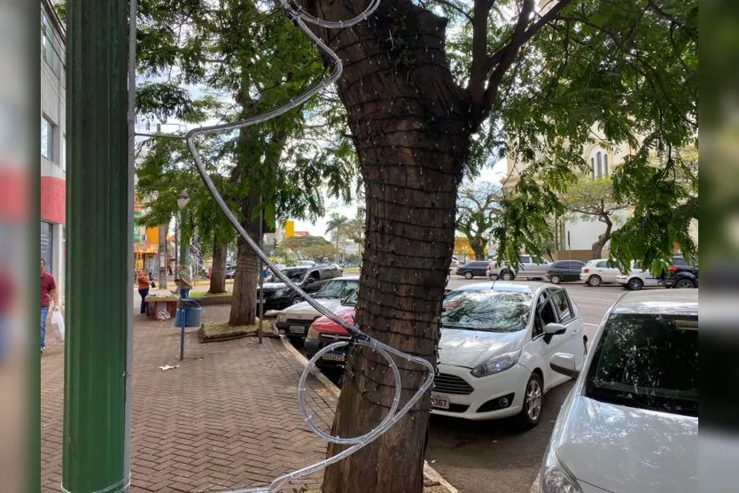  Estruturas de estrelas e sinos já foram colocadas nos postes republicanos no entorno da Praça Rui Barbosa 