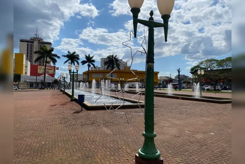  Estruturas de estrelas e sinos já foram colocadas nos postes republicanos no entorno da Praça Rui Barbosa 