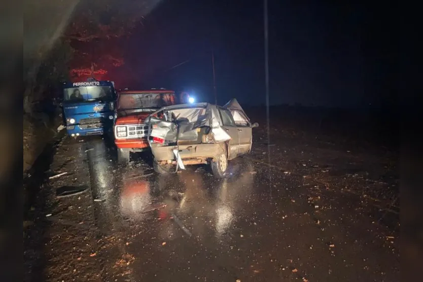 Fiat Uno ficou completamente destruído após colidir contra caminhonete 
