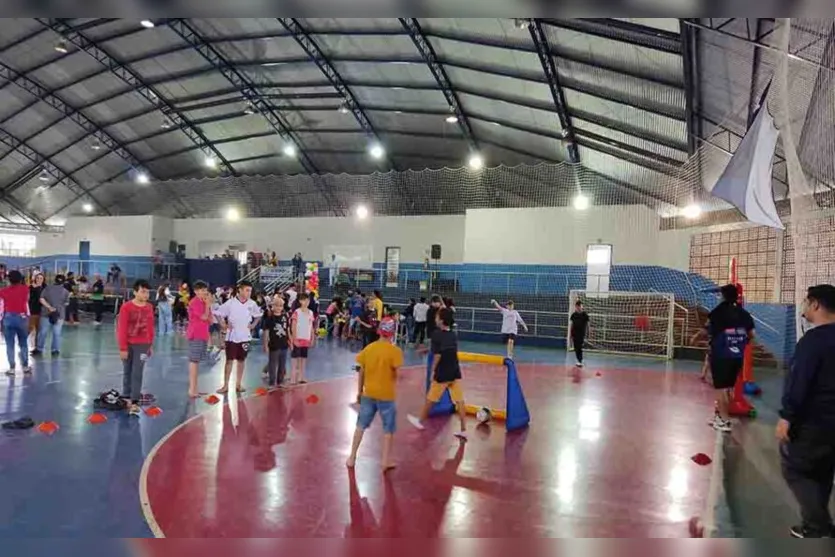  Ginásio de Esportes Alcebíades Alves recebeu pais e crianças 