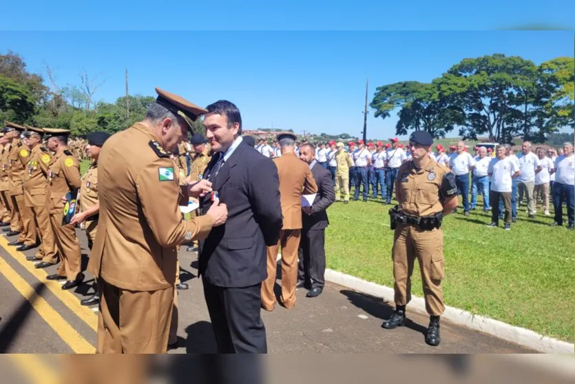  Houve a entrega de medalhas de mérito, homenagens e premiação aos vencedores do concurso de fotografia 