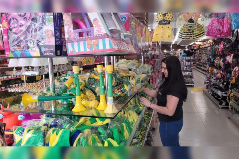  Já é possível encontrar chapéus, bandeiras e as barulhentas "vuvuzelas" 