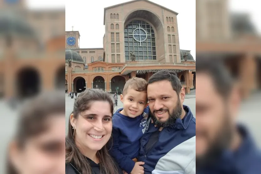  Karla Idalgo Morotti ao lado do filho Pedro e do marido, o advogado Alicindo Morotti, de Apucarana, durante visita ao Santuário Nacional de Nossa Senhora Aparecida, no interior de São Paulo 