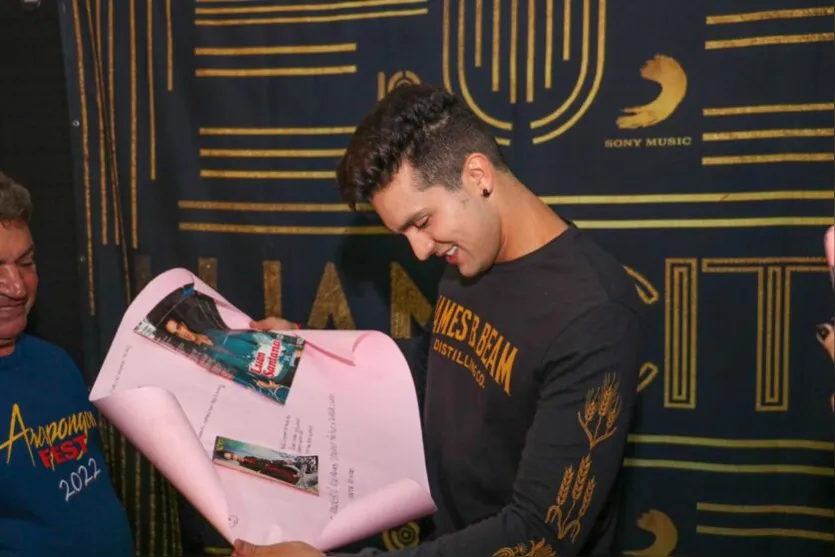  Luan também recebeu antes do show um grupo de fãs que o aguardava nos bastidores 